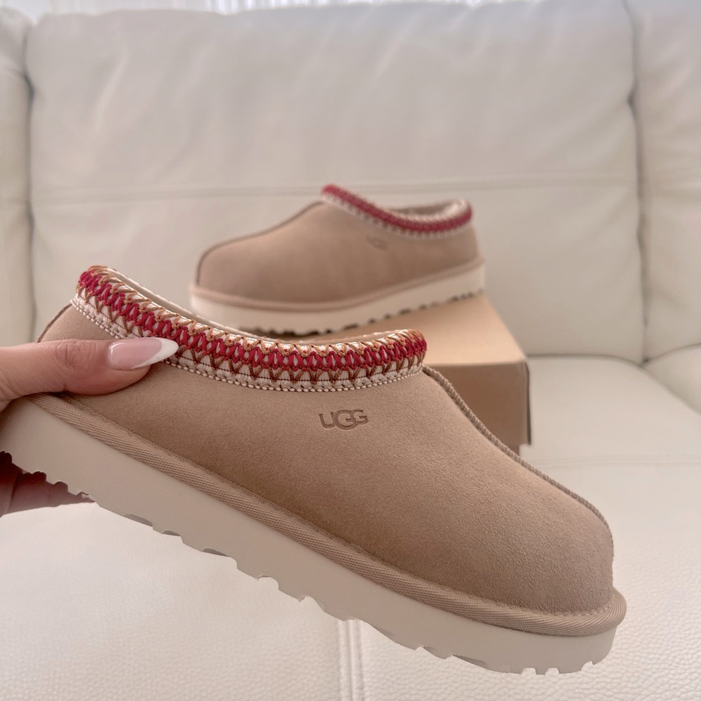 New with Box Ugg Tasman Sand/Dark Cherry Slipper Shoes Womens size 9 Authentic